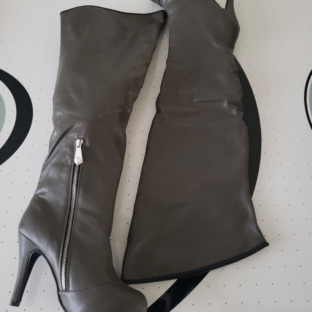 Boots - Picture 5 of 9